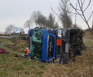 Cysterna z płynnym asfaltem wypadła z drogi