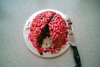 Ciasto  mózg - przerażający placek na Halloween w kształcie ludzkiego mózgu