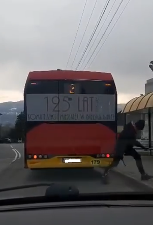 Bielsko-Biała. Jechał na zderzaku autobusu! To nagranie jest hitem [ZDJĘCIA]