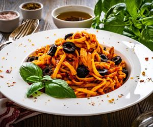 Makaron z czarnymi oliwkami i fetą. Jamie Oliver przedstawia kolejny hit