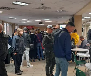 Tłumy osób szukających zatrudnienia zjawiły się dziś w siedzibie Powiatowego Urzędu Pracy w Sosnowcu. Trwają tam Tragi Pracy i Edukacji