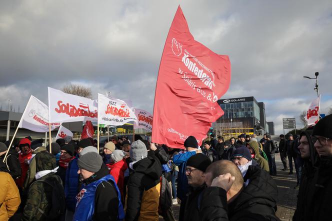 Strajkujący pracownicy firmy Solaris Bus & Coch w miejscowości Bolechowo-Osiedle