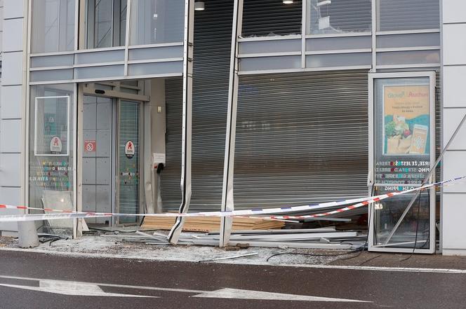 Gdańsk: Autem STARANOWALI drzwi galerii handlowej. OKRADLI jubilera i uciekli