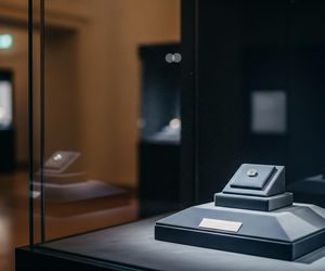 Klejnoty z Luwru warte miliony. Kto stał za kradzieżą i czemu porzucono jeden skarb?