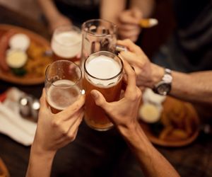 Mieszając trunki, szybciej się upijesz? Sprawdzamy 6 mitów o alkoholu 