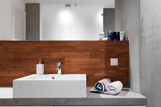 Minimalistyczna męska łazienka w drewnie i w betonie