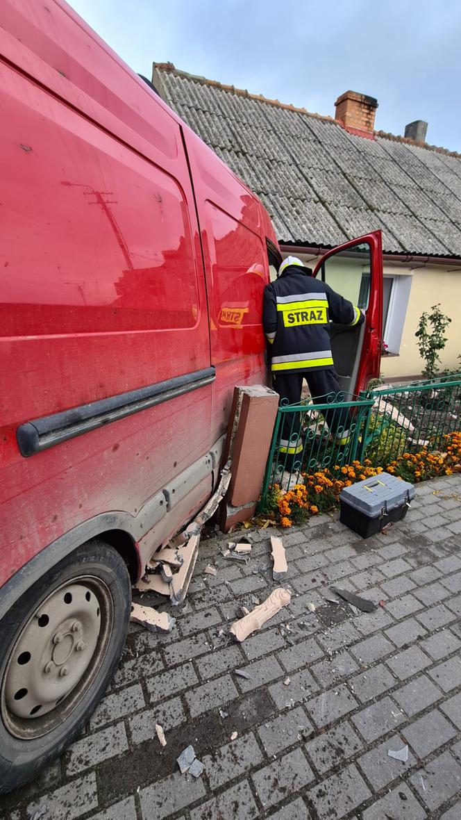 Bus wjechał w ścianę domu. Groźny wypadek pod Mogilnem! [ZDJĘCIA]