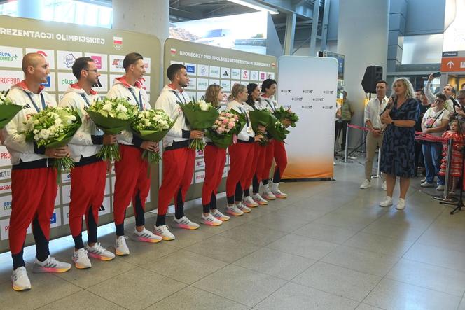 Polscy medaliści olimpijscy podczas powitania na lotnisku