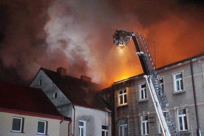 Potężny pożar kamienicy w Nakle nad Notecią. Nie żyje jedna osoba