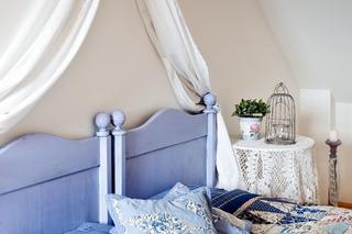 Przytulna sypialnia z patchorkową narzutą 