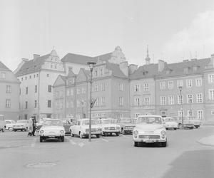 Na pierwszym planie taksówka FSO Warszawa, w 1. rzędzie od lewej: Skody 100.