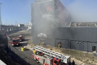 Płonie duża hala w Warszawie! Kolejny pożar w stolicy. Na miejscu wszystkie służby	