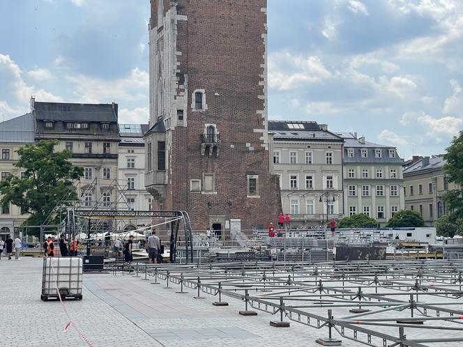 Kontrowersyjna budowa na Rynku Głównym w Krakowie. Mieszkańcy podzieleni