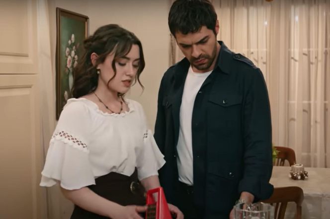 Tymczasem Halil i Zeynep jeszcze nie śpią. Zorientują się, że ktoś kręci się po terenie! 