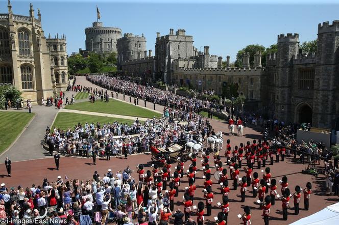 KSIĄŻĘ HARRY I MEGHAN MARKLE W KARECIE