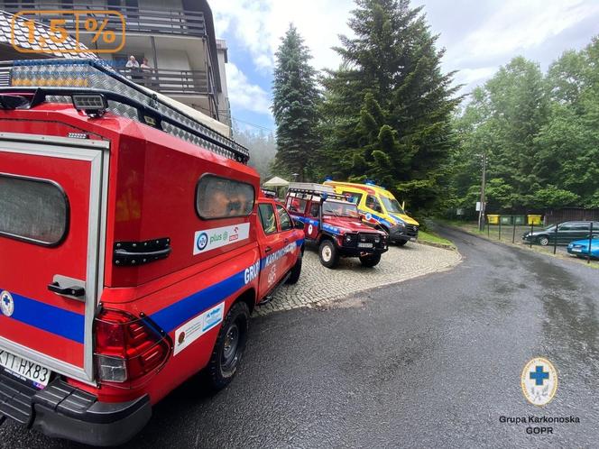 Dzieci i opiekunowie schowali się pod wiatą. Wtedy uderzył w nią piorun