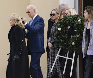 Joe Biden i Jill Biden odwiezdają z rodzina grób pierwszej żony prezydenta