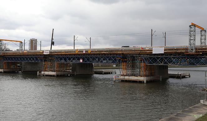 Trwa budowa mostu nad Wisłą w Krakowie