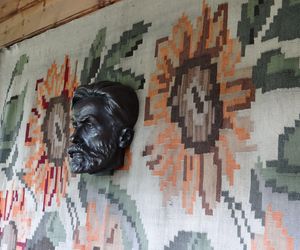 Ta małopolska willa jest hitem turystycznym. Wybudowali ją górale wraz ze sławnym malarzem