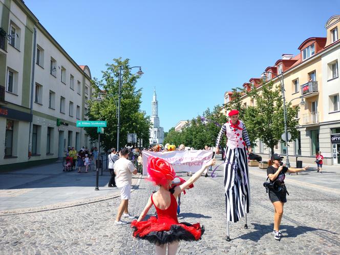 Chcieli podkreślić potrzebę swoich działań. Ulicami Białegostoku przeszedł Marsz Rodzin Zastępczych