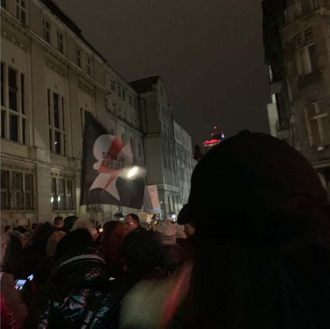 Na ulicach Katowic pojawiły się tłumy. Protestujący szli pod hasłem: "Ani jednej więcej" [ZDJĘCIA]