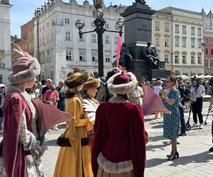 Polonez wiosenny na Rynku Głównym w Krakowie