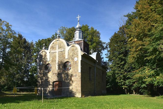 To jedna z najciekawszych wsi w Małopolsce. Kiedyś rozdzielono ją na dwie połowy