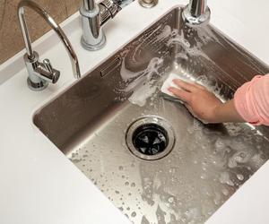 Dwie magiczne tabletki i po kłopocie! Zlew kuchenny czysty jak nigdy 