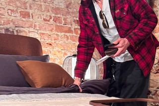 Maciej Zakościelny głaszcze kołdrę po rozwodzie