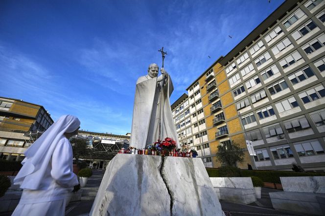 Watykan/ Rzecznik: papież kontynuuje terapię w szpitalu