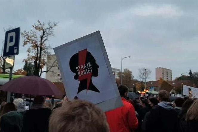Strajk kobiet w Olsztynie. Sprawa 14-latki trafi do sądu rodzinnego [WIDEO]