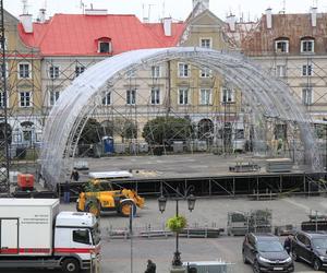 Na placu Zamkowym w Lublinie rozkładana jest duża scena. Co tu się odbędzie? 