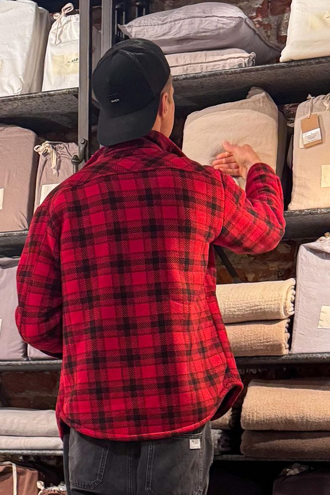 Maciej Zakościelny głaszcze kołdrę po rozwodzie