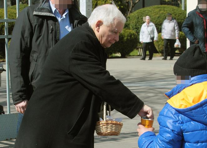 Jarosław Kaczyński ze skromnym koszyczkiem 