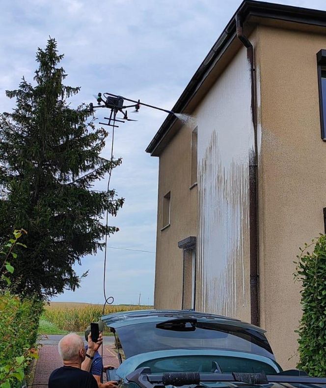 Tak drony czyszczą dachy i elewacje