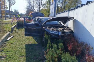 Puławy. Kierowca audi zasłabł i wjechał w paczkomat uszkadzając zawór gazu. Ewakuacja sklepu Lidl