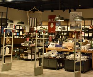 Szwedzka marka wnętrzarska zamyka sklepy. Polacy uwielbiają kupować tam kubeczki, garnki i świąteczne gadżety