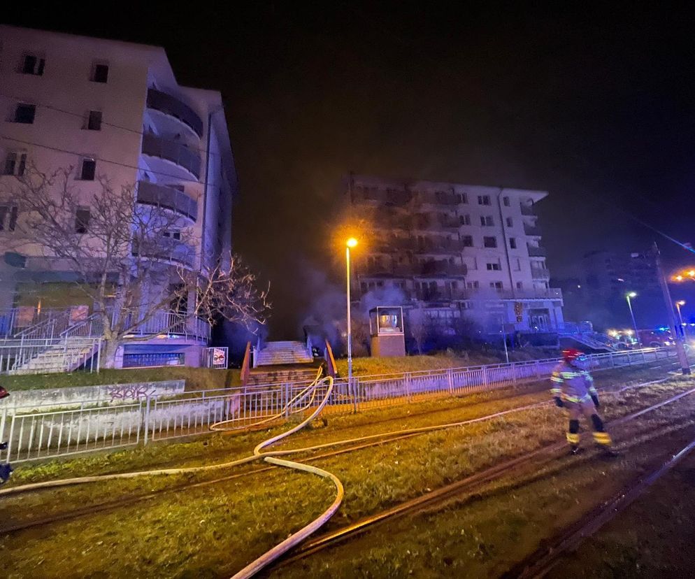 Spłonęło osiem samochodów, 55 osób ewakuowanych 