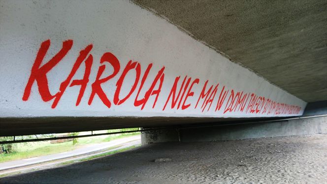 "Kultowy" napis "Karola nie ma w domu talerzy..." powrócił w nowej odsłonie