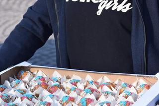 Dziewczyny z Torcida Girls rozdały seniorom trójkolorowe babeczki z okazji Dnia Babci i Dziadka 