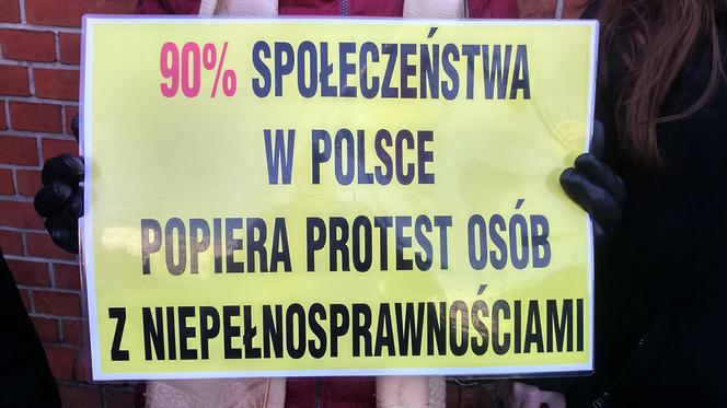 Rodzice niepełnosprawnych od urodzenia protestowali w Toruniu