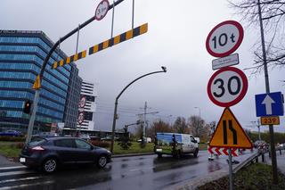 Most Pomorski do zamknięcia? Osunęła się droga, nawierzchnia pękła wzdłuż