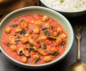 Curry z pieczarkami, ciecierzycą i szpinakiem. Rozgrzewa, syci i zachwyca aromatem