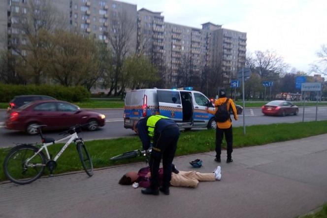 Uderzył głową o chodnik i zalał się krwią. Przerażający wypadek rowerzysty na Trasie Toruńskiej