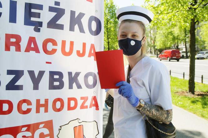 Krótkie jest życie emerytowanej pielęgniarki. Samorząd zawodowy alarmuje!