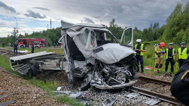 Wjechał wprost pod pociąg. Koszmarny wypadek w Dąbrowie Górniczej