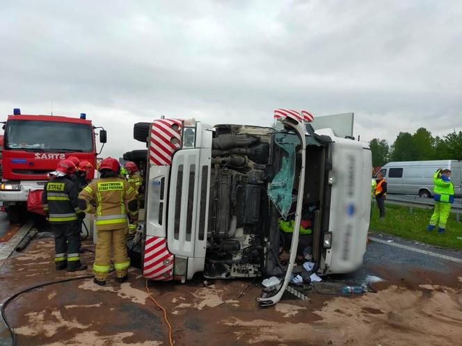 Nawet 3 godziny potrwają utrudnienia na autostradzie A4 w Mysłowicach, gdzie przewróciła się ciężarówka [ZDJĘCIA]