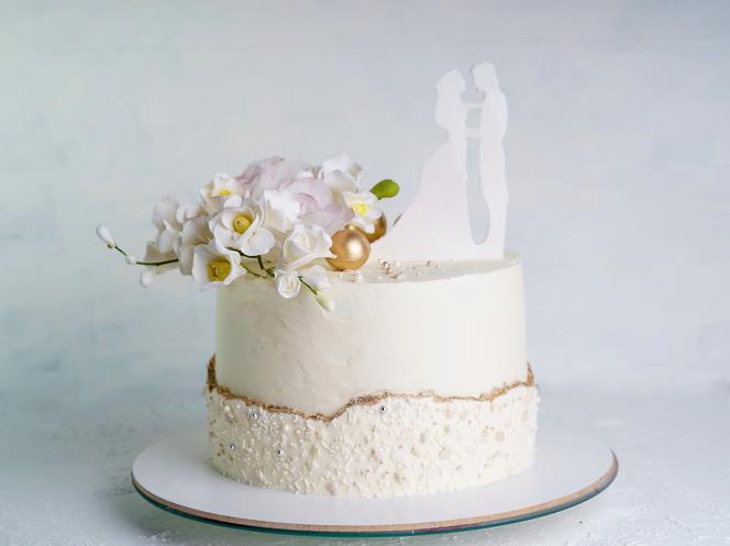 Tort na rocznicę ślubu z cukrowymi postaciami 