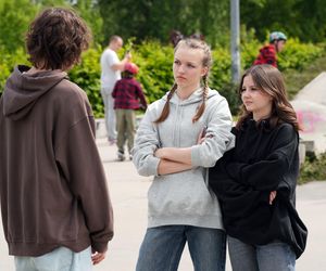 Barwy szczęścia, odcinek 3255: Kochliwy Romeo zacznie tłumaczyć się przed Ewą i Eweliną! Wreszcie powie im prawdę o sobie - ZDJĘCIA 