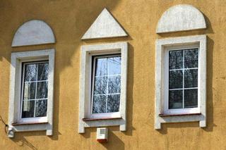 Obramienia okien na elewacji: obramienia z geometrycznym detalem